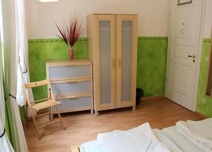 Vandrarhem Louise 20 *