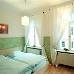 Louise 20 אכסניה