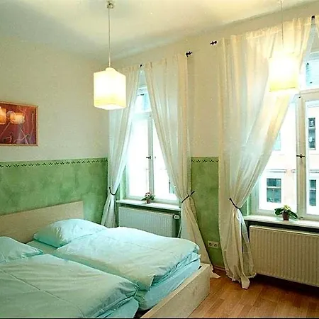 Hostel Louise 20 *