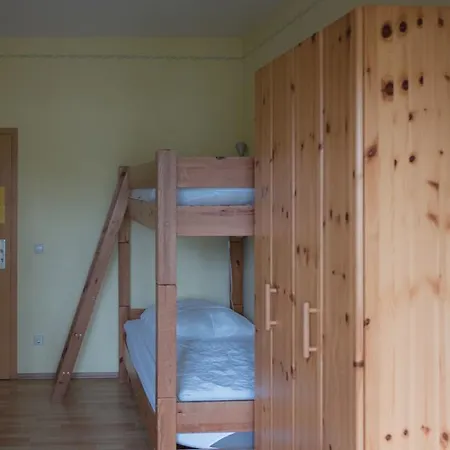 Louise 20 Auberge de jeunesse *