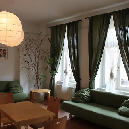 Louise 20 Auberge de jeunesse *