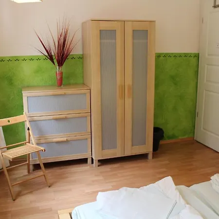 Hostel Louise 20 *